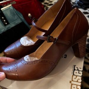 NIB Chelsea Crew Retro Heels